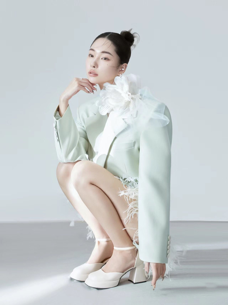 Green Ostrich Feather Suit 202 - Ethnic Fashion Magazine recensie en prijs
