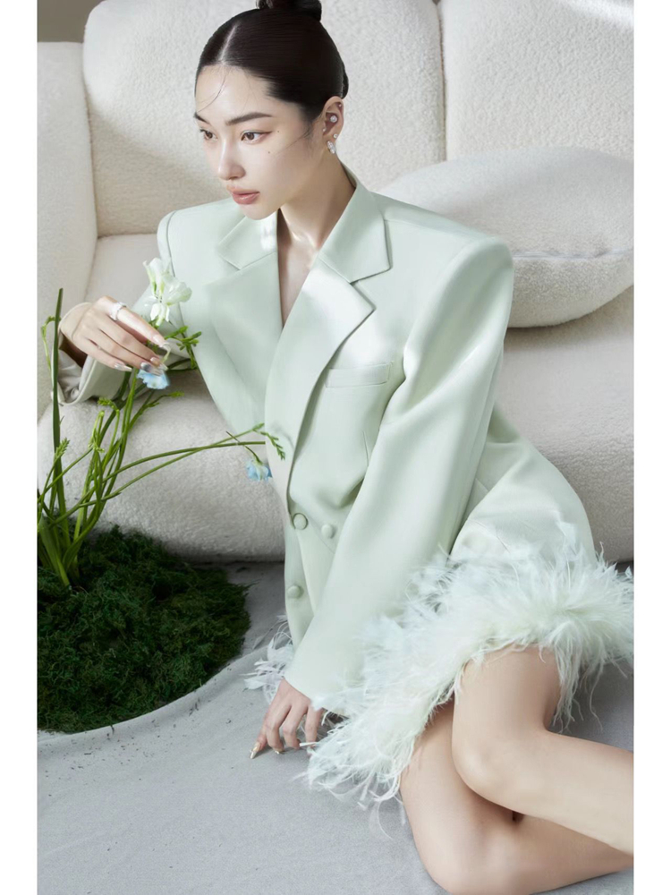 Green Ostrich Feather Suit 202 - Ethnic Fashion Magazine recensie en prijs